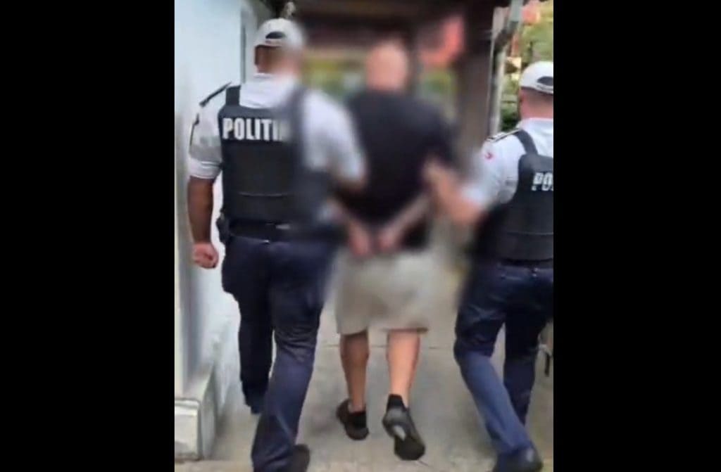 Mașină cu numere de corp diplomatic false oprită la Sinaia. Șoferul avea și permisul fals!