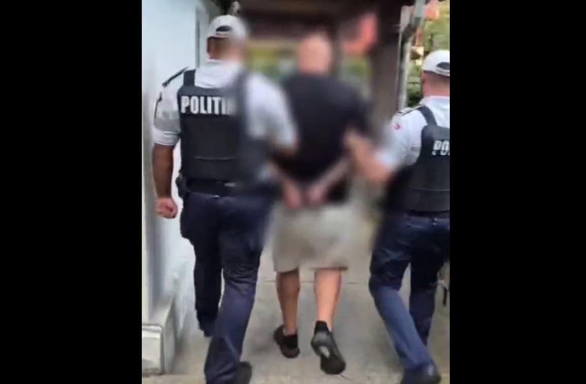 Mașină cu numere de corp diplomatic false oprită la Sinaia. Șoferul avea și permisul fals! Mașină cu numere de corp diplomatic false oprită la Sinaia. Șoferul avea și permisul fals!