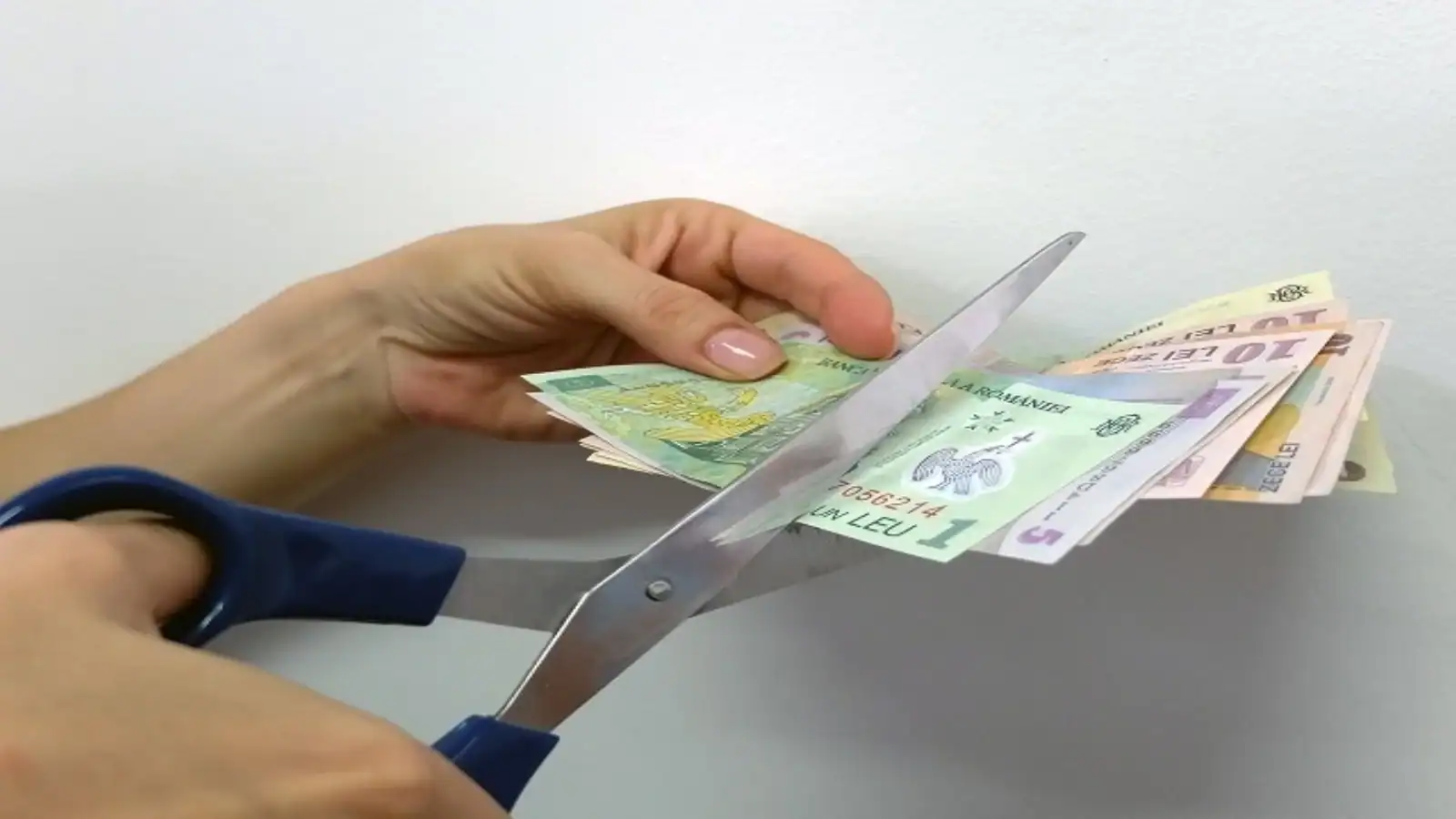 Paradox în noua Lege a salarizării: O treime dintre bugetari ar porni cu salarii sub minimul pe economie Paradox în noua Lege a salarizării: O treime dintre bugetari ar porni cu salarii sub minimul pe economie