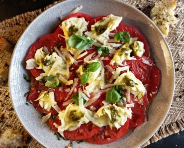 Salată de roșii cu mozzarella – Rețetă simplă și savuroasă Salată de roșii cu mozzarella – Rețetă simplă și savuroasă