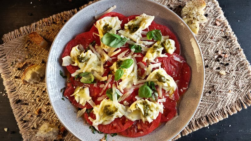 Salată de roșii cu mozzarella – Rețetă simplă și savuroasă