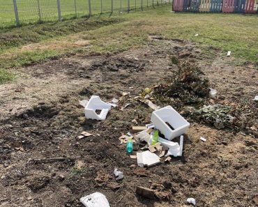 Mizerie în parcul și la baza sportivă din Târgșoru Vechi. Primăria face apel la responsabilitate