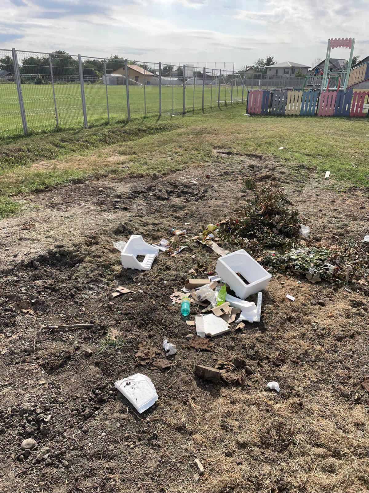 Mizerie în parcul și la baza sportivă din Târgșoru Vechi. Primăria face apel la responsabilitate Mizerie în parcul și la baza sportivă din Târgșoru Vechi. Primăria face apel la responsabilitate