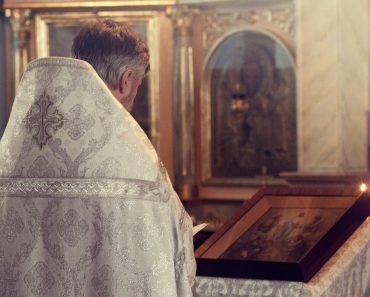 Telenovela preotului răspopit continuă. După scandalul cu enoriașa căsătorită pe care a lăsat-o însărcinată, ar fi golit visteria bisericii