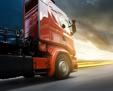 Tragedie la Craiova. Un șofer de TIR a fost strivit de camionul pe care încerca să-l repare