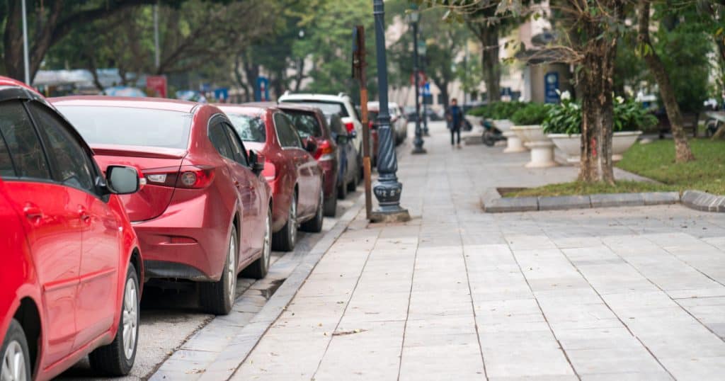 Locul de parcare din fața casei sau a blocului: Cine îl poate folosi și ce faci dacă alt șofer îl ocupă