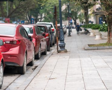 Locul de parcare din fața casei sau a blocului: Cine îl poate folosi și ce faci dacă alt șofer îl ocupă