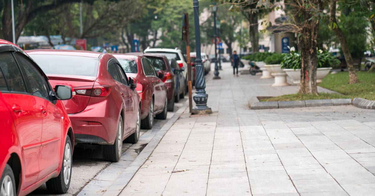 Locul de parcare din fața casei sau a blocului: Cine îl poate folosi și ce faci dacă alt șofer îl ocupă