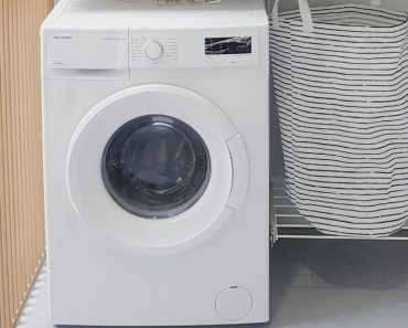 Cum cureți filtrul mașinii de spălat fără să curgă apă pe jos. Trucul simplu care te scapă de mizerie Cum cureți filtrul mașinii de spălat fără să curgă apă pe jos. Trucul simplu care te scapă de mizerie