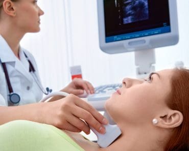 Semnele care pot indica o afecțiune a tiroidei. Medicul endocrinolog explică ce obicei zilnic poate influența funcția glandei