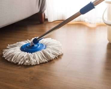 Ce să pui în apa de mop pentru o podea mai curată. Trucuri simple pe care nu le știai Ce să pui în apa de mop pentru o podea mai curată. Trucuri simple pe care nu le știai