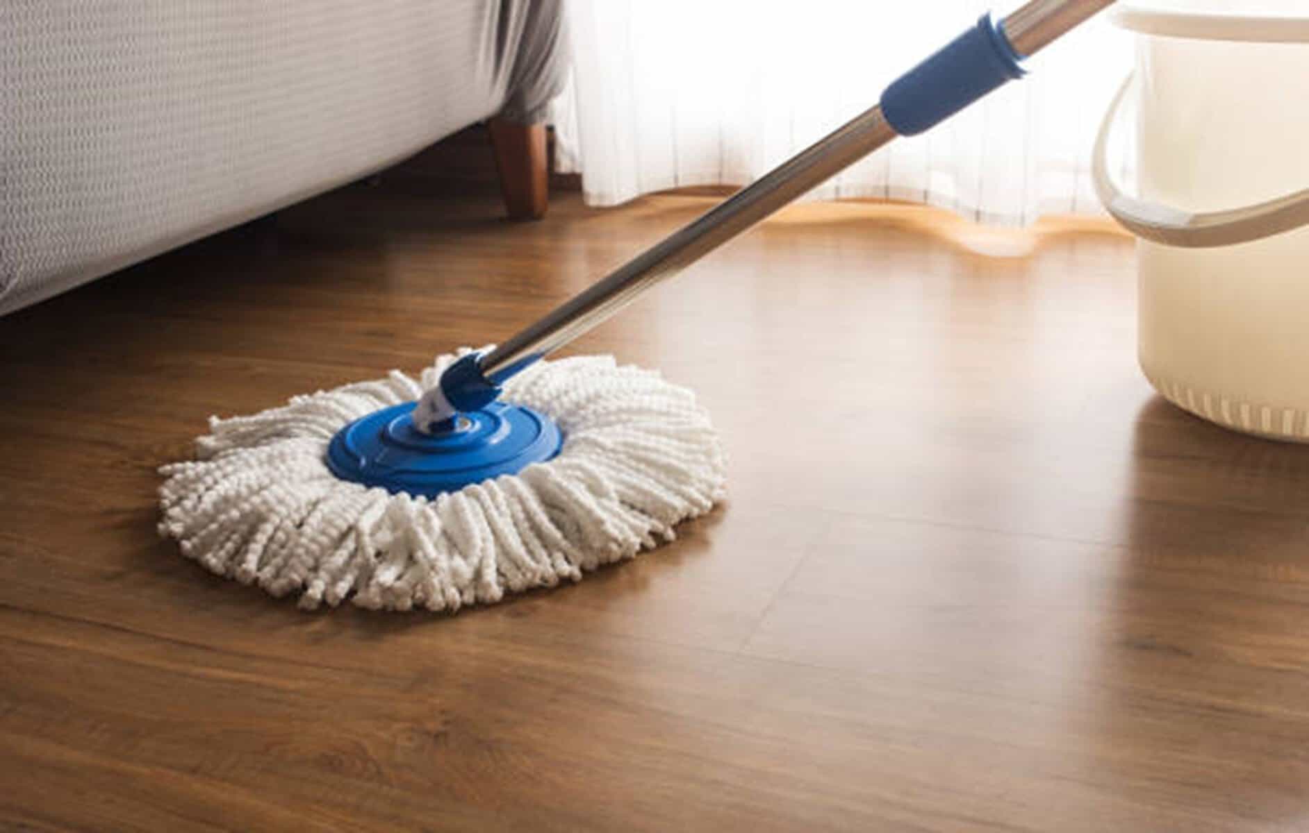 Ce să pui în apa de mop pentru o podea mai curată. Trucuri simple pe care nu le știai Ce să pui în apa de mop pentru o podea mai curată. Trucuri simple pe care nu le știai
