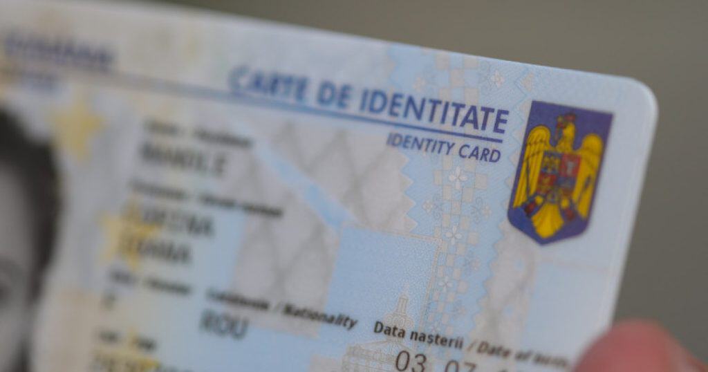 Funcţionar de la Evidenţa Persoanelor, arestat la domiciliu. Este acuzat că primea bani pentru a emite sau modifica acte de identitate