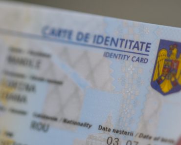 Funcţionar de la Evidenţa Persoanelor, arestat la domiciliu. Este acuzat că primea bani pentru a emite sau modifica acte de identitate