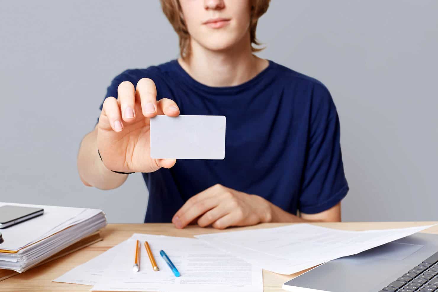 Românii care și-au făcut buletin electronic au ajuns să regrete alegerea. „Își bat joc de om, efectiv” Românii care și-au făcut buletin electronic au ajuns să regrete alegerea. „Își bat joc de om, efectiv”