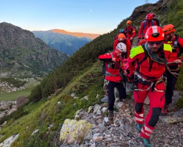 Șase turiști străini aflați într-o stare avansată de epuizare, recuperați de salvamontiști în apropiere de Transfăgărășan