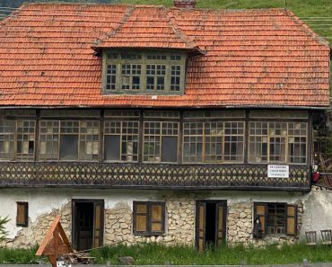 Charlie Ottley transformă o clădire veche de 120 de ani din Șirnea, Brașov, într-un pub englezesc, în onoarea regelui Charles