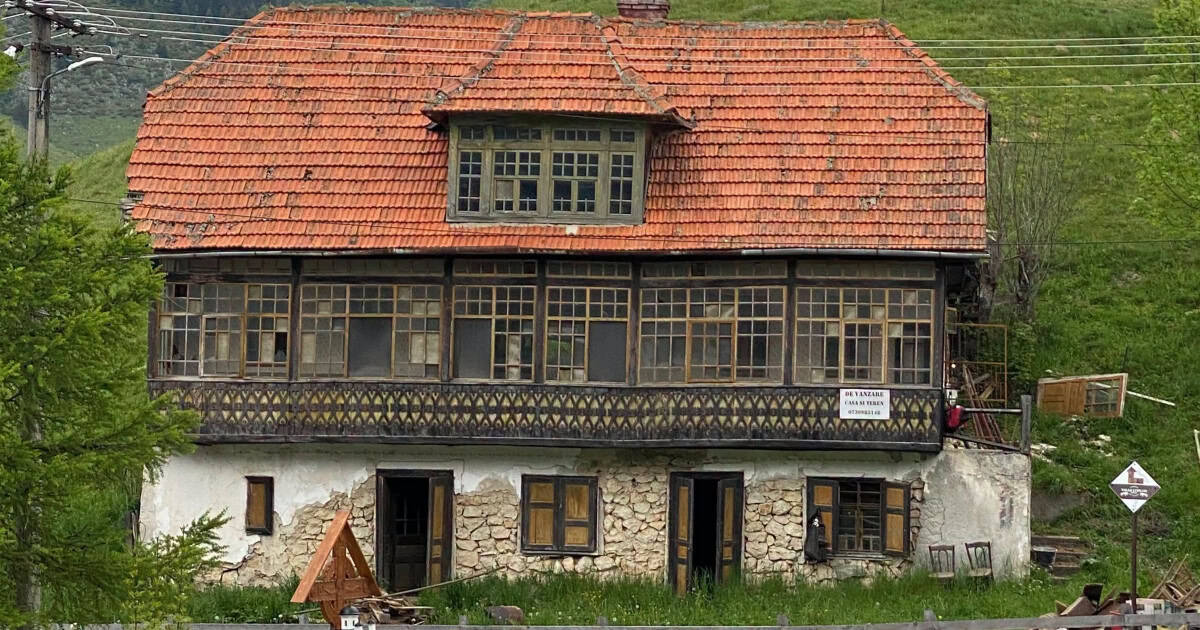 Charlie Ottley transformă o clădire veche de 120 de ani din Șirnea, Brașov, într-un pub englezesc, în onoarea regelui Charles
