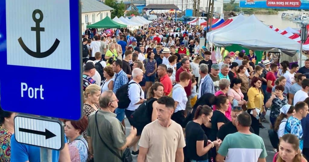 Sute de oameni au mers în Deltă la un festival de borș care nu are loc. Cum au fost păcăliți turiștii de inteligența artificială