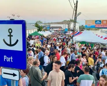 Au venit din toată țara autocare cu turiști la Festivalul Borșului, dar evenimentul nu s-a mai ținut. Ce s-a întâmplat Au venit din toată țara autocare cu turiști la Festivalul Borșului, dar evenimentul nu s-a mai ținut. Ce s-a întâmplat