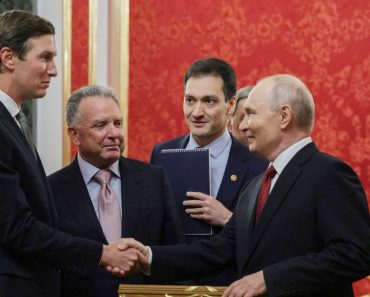 Putin i-a primit pe emisarii lui Trump la Kremlin. Atacurile dintre Moscova și Kiev au fost oprite pentru trei zile