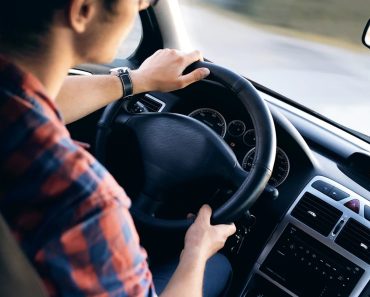 Un șofer de 97 de ani din București i-a uimit pe polițiști. A fost oprit în trafic și depistat băut, deși avea permisul de conducere suspendat