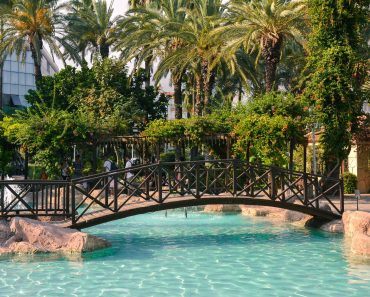 „Am ajuns cu fetița la Urgențe”. Vacanța de 9.000 de euro la un resort de 5 stele din Turcia a devenit un calvar pentru o familie de români