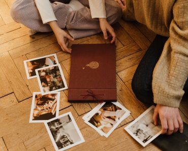 Surpriza pregătită timp de 15 ani de o mamă pentru fiul său. Ce i-a dat abia la 18 ani: „Astfel de momente nu ajung niciodată în albumele foto” Surpriza pregătită timp de 15 ani de o mamă pentru fiul său. Ce i-a dat abia la 18 ani: „Astfel de momente nu ajung niciodată în albumele foto”