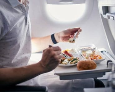De ce nu trebuie să mănânci de pe măsuța din avion. Avertismentul unei însoțitoare de zbor De ce nu trebuie să mănânci de pe măsuța din avion. Avertismentul unei însoțitoare de zbor