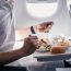 De ce nu trebuie să mănânci de pe măsuța din avion. Avertismentul unei însoțitoare de zbor