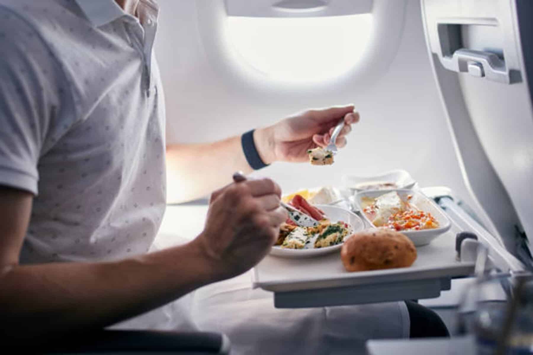 De ce nu trebuie să mănânci de pe măsuța din avion. Avertismentul unei însoțitoare de zbor