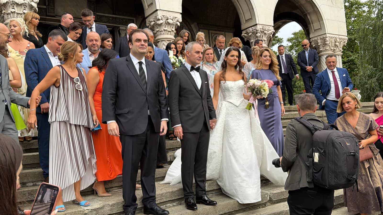 Cum s-a îmbrăcat Mirabela Grădinaru la nunta lui Alexandru Nazare. Partenera lui Nicușor Dan, apariție impecabilă Cum s-a îmbrăcat Mirabela Grădinaru la nunta lui Alexandru Nazare. Partenera lui Nicușor Dan, apariție impecabilă