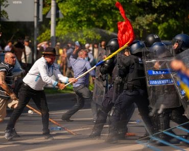 Violențe în Capitală. Protestul ciobanilor, deturnat: 47 de oameni duși la Poliție, un bărbat reținut. Mai mulți jurnaliști, agresați Violențe în Capitală. Protestul ciobanilor, deturnat: 47 de oameni duși la Poliție, un bărbat reținut. Mai mulți jurnaliști, agresați