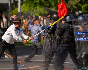 Piața Victoriei, sub asediu: imagini cu ce nu s-a văzut la TV din ciocnirile dintre protestatari și jandarmi