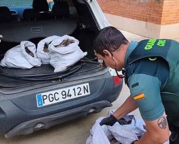 Descoperirea șocantă făcută de polițiștii spanioli după ce au oprit o mașină cu patru români. Ce se afla în vehicul