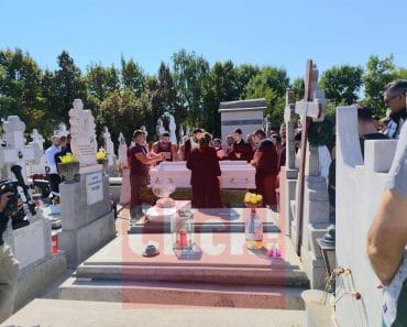 Scene dramatice la înmormântarea Mădălinei Apostol! Mama ei a leșinat la cimitir. S-a chemat Salvarea