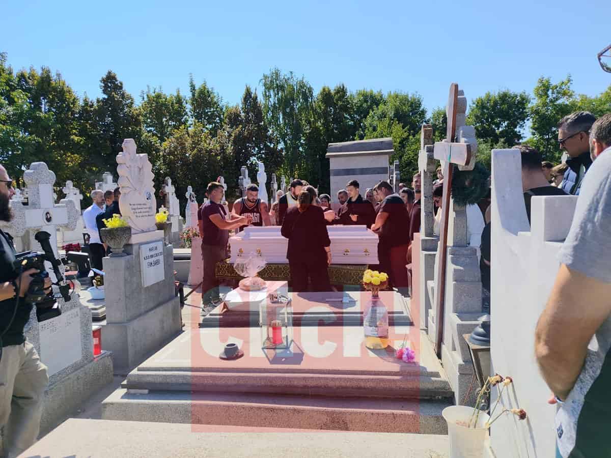 Scene dramatice la înmormântarea Mădălinei Apostol! Mama ei a leșinat la cimitir. S-a chemat Salvarea Scene dramatice la înmormântarea Mădălinei Apostol! Mama ei a leșinat la cimitir. S-a chemat Salvarea