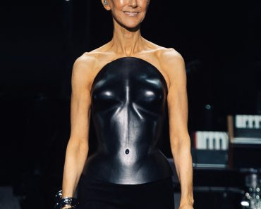 Durerea ascunsă a lui Céline Dion! Cântăreața are nevoie de sprijinul bodyguardului pentru a-și menține echilibrul Durerea ascunsă a lui Céline Dion! Cântăreața are nevoie de sprijinul bodyguardului pentru a-și menține echilibrul