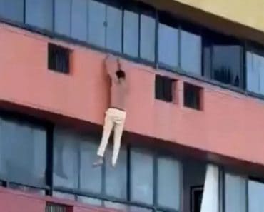 A încercat să fugă pe geamul hotelului după ce ar fi fost prins cu soția altui bărbat. Finalul a fost dramatic A încercat să fugă pe geamul hotelului după ce ar fi fost prins cu soția altui bărbat. Finalul a fost dramatic