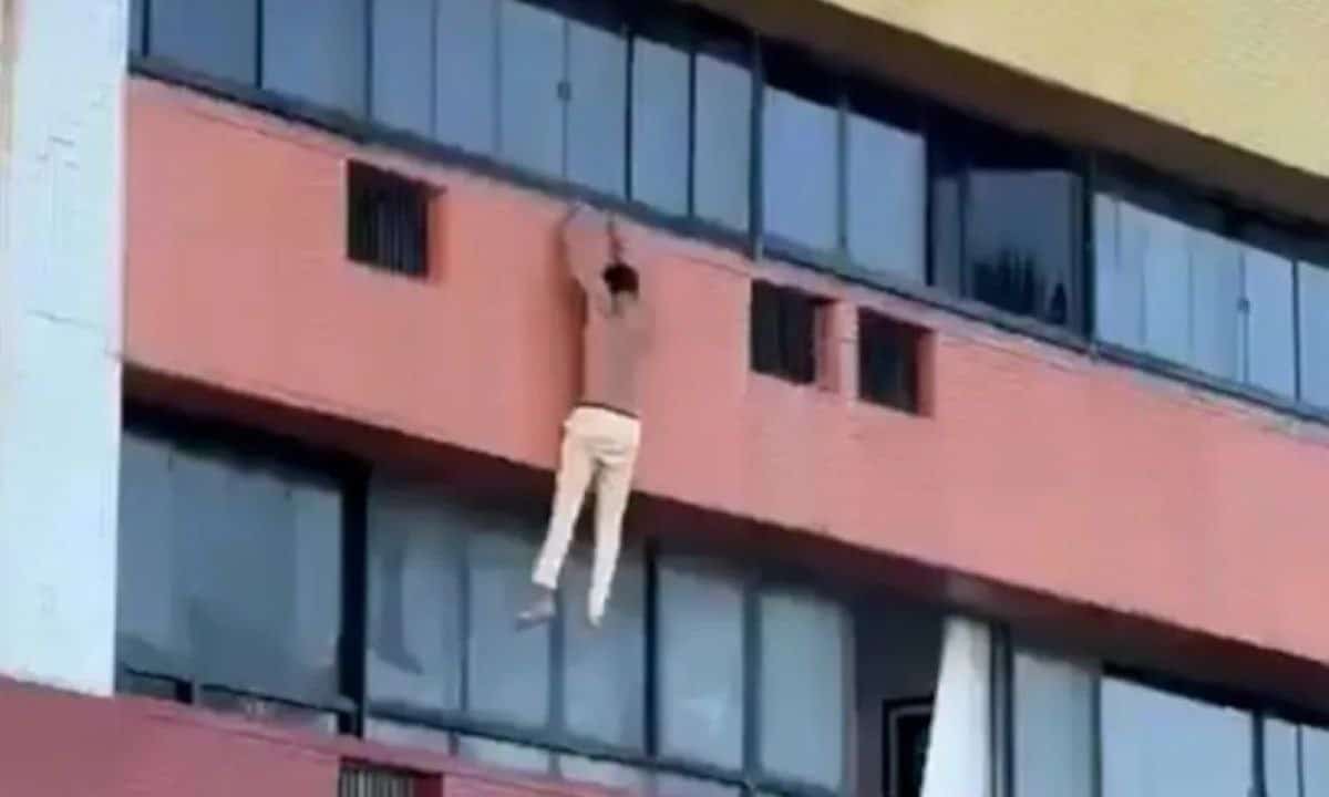 A încercat să fugă pe geamul hotelului după ce ar fi fost prins cu soția altui bărbat. Finalul a fost dramatic A încercat să fugă pe geamul hotelului după ce ar fi fost prins cu soția altui bărbat. Finalul a fost dramatic