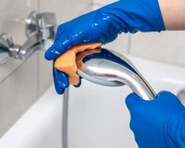 Cum scapi rapid de petele de calcar din baie. Trucul simplu cu doar două ingrediente