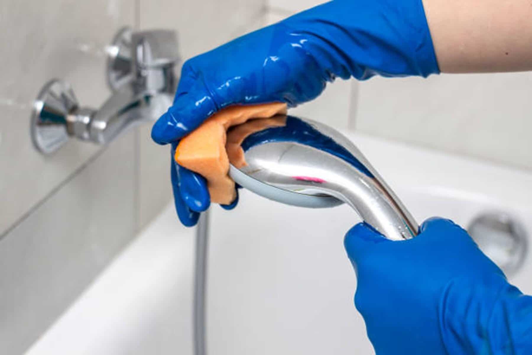 Cum scapi rapid de petele de calcar din baie. Trucul simplu cu doar două ingrediente