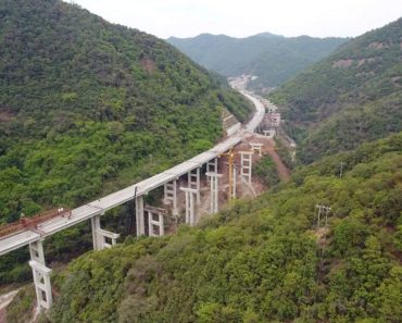 Podul gigant care a fost abandonat înainte de a fi terminat. Turiștii vin aici pentru priveliște și adrenalină Podul gigant care a fost abandonat înainte de a fi terminat. Turiștii vin aici pentru priveliște și adrenalină
