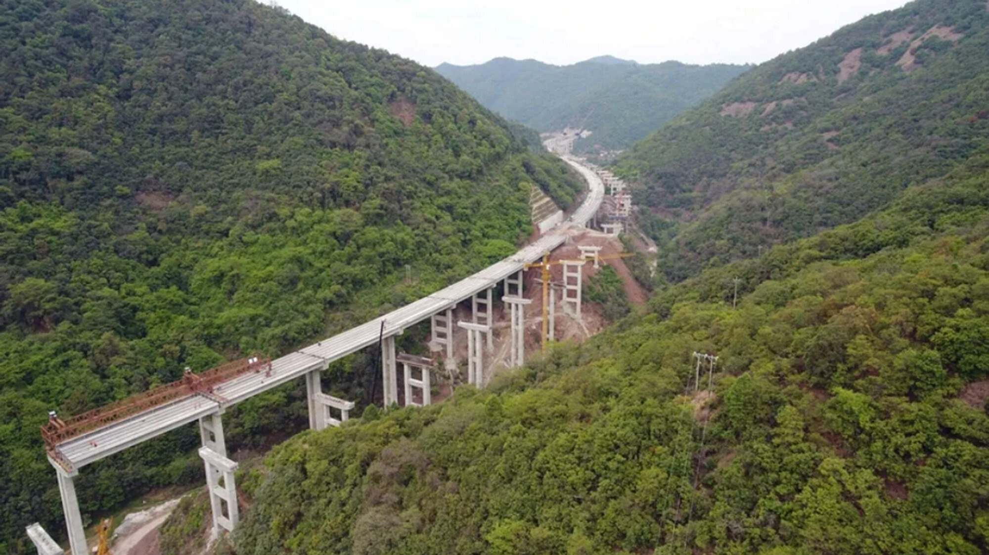 Podul gigant care a fost abandonat înainte de a fi terminat. Turiștii vin aici pentru priveliște și adrenalină Podul gigant care a fost abandonat înainte de a fi terminat. Turiștii vin aici pentru priveliște și adrenalină