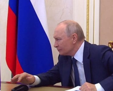 Putin, „certat” cu computerul pe care a votat. Pe monitor i-a apărut mesaj că nu are licență pentru sistemul de operare