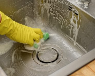 Cu ce se curăță chiuveta din inox. Metoda simplă care îndepărtează petele de apă și depunerile de calcar