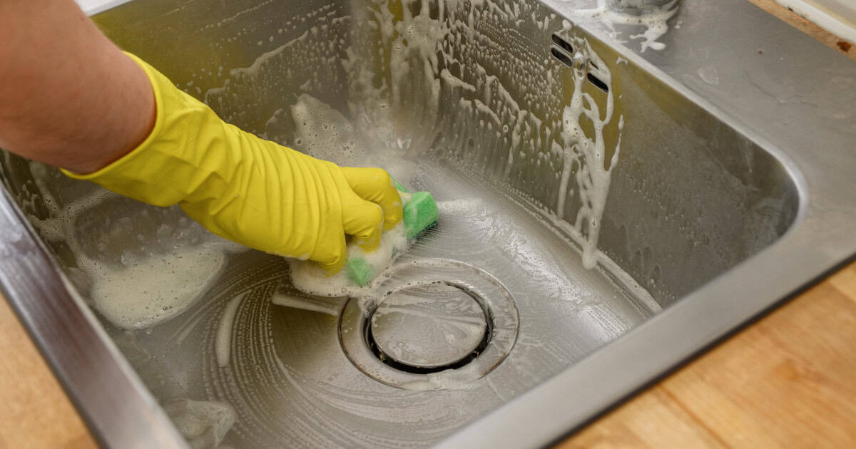 Cu ce se curăță chiuveta din inox. Metoda simplă care îndepărtează petele de apă și depunerile de calcar