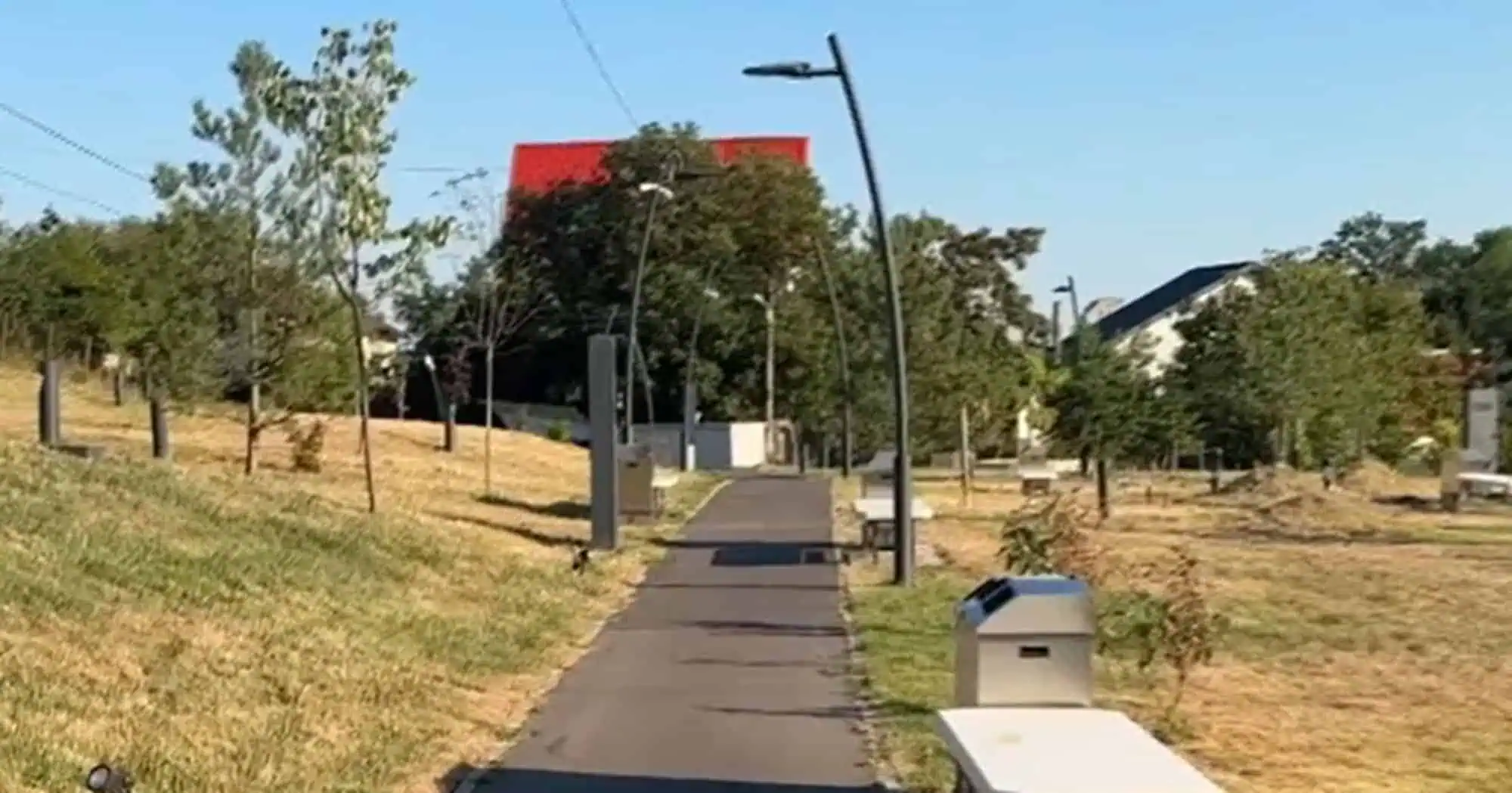 Parcul care stă aproape gol. A fost nevoie de 6 ani și 16 milioane de lei pentru a-l construi, iar localnicii îl descriu drept „cea mai inutilă” investiție Parcul care stă aproape gol. A fost nevoie de 6 ani și 16 milioane de lei pentru a-l construi, iar localnicii îl descriu drept „cea mai inutilă” investiție