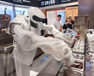 Premieră mondială în Shanghai. Un robot prepară singur deserturile pentru clienți Premieră mondială în Shanghai. Un robot prepară singur deserturile pentru clienți