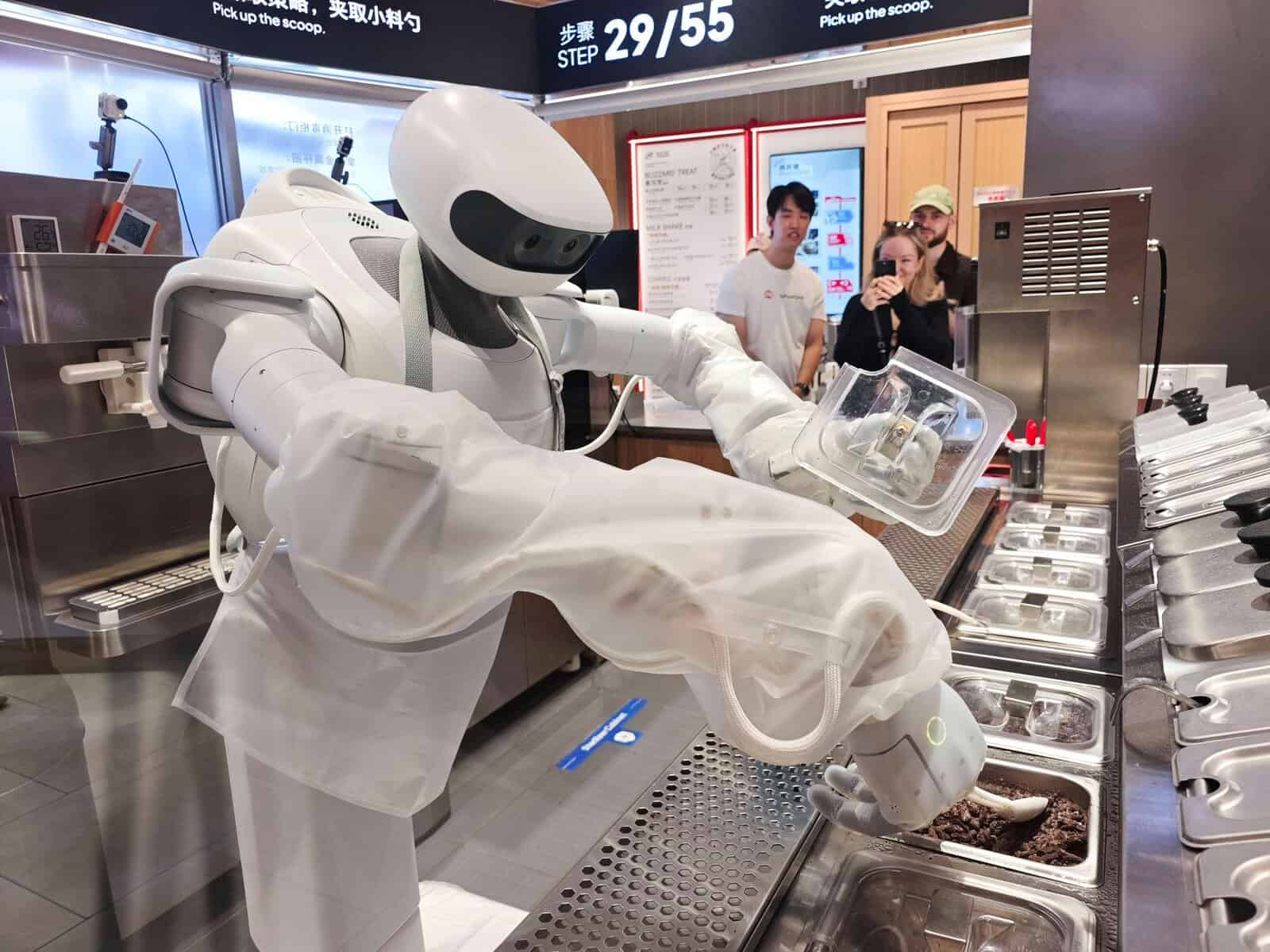 Premieră mondială în Shanghai. Un robot prepară singur deserturile pentru clienți Premieră mondială în Shanghai. Un robot prepară singur deserturile pentru clienți